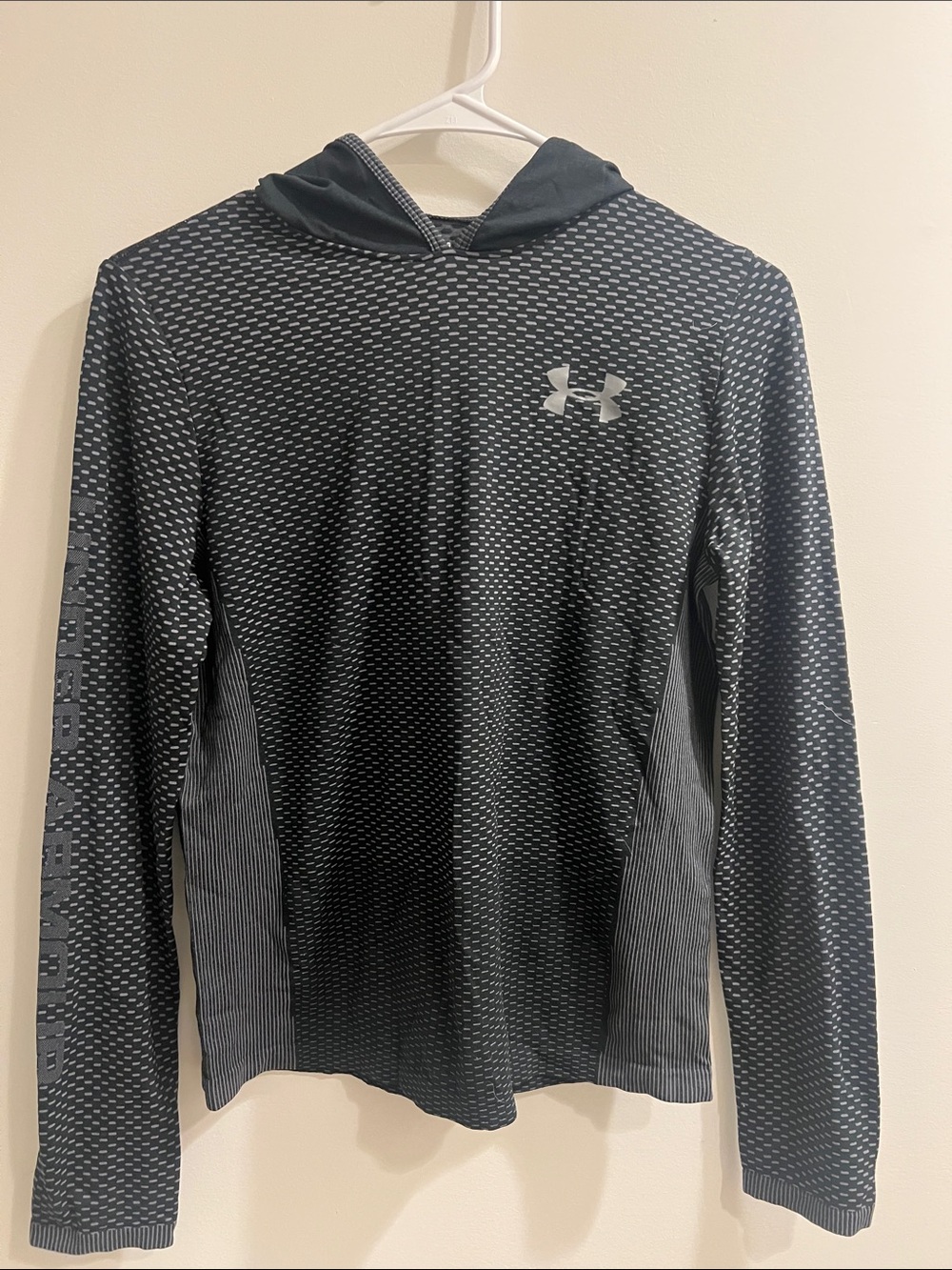 Under Armour Black & Gray Patterned Hooded Long Sleeve Shirt